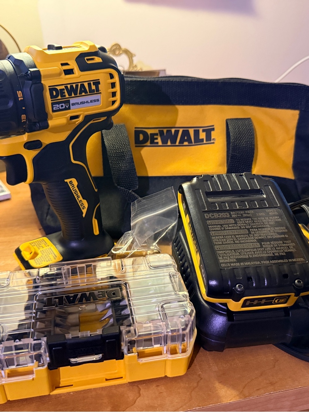 DeWalt 20v Max Brushless Cordless Dill Set + drill bit set